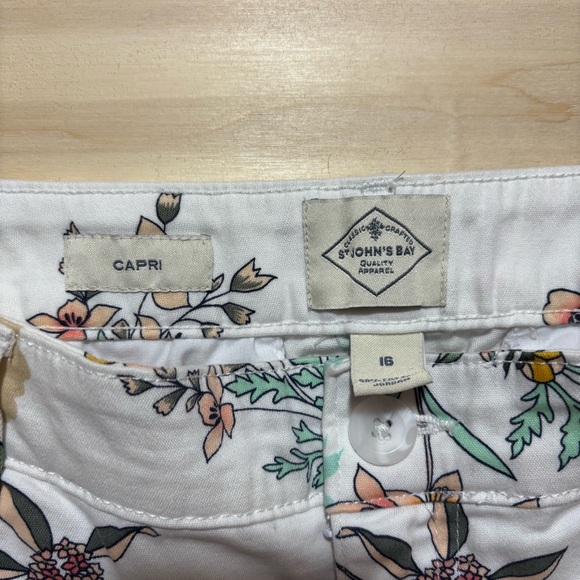 St. John’s Bay Floral Print Capri Pants - Picture 3 of 4